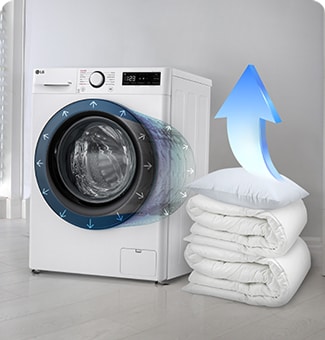 Cuscini e lenzuola accatastati di fianco alla lavatrice che diventano una freccia che sale verso l'alto, per indicare l'alta capacità della lavatrice.