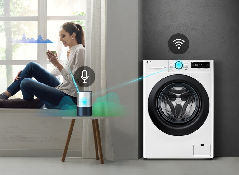 Lavatrice LG intelligente con Wi-Fi controllata tramite comandi vocali da una persona seduta vicino a una finestra.