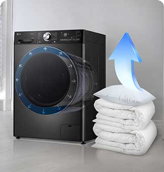 Lavatrice nera LG TurboWash con funzione TurboWash, vicino a coperte bianche piegate e una freccia blu che indica la potenza.