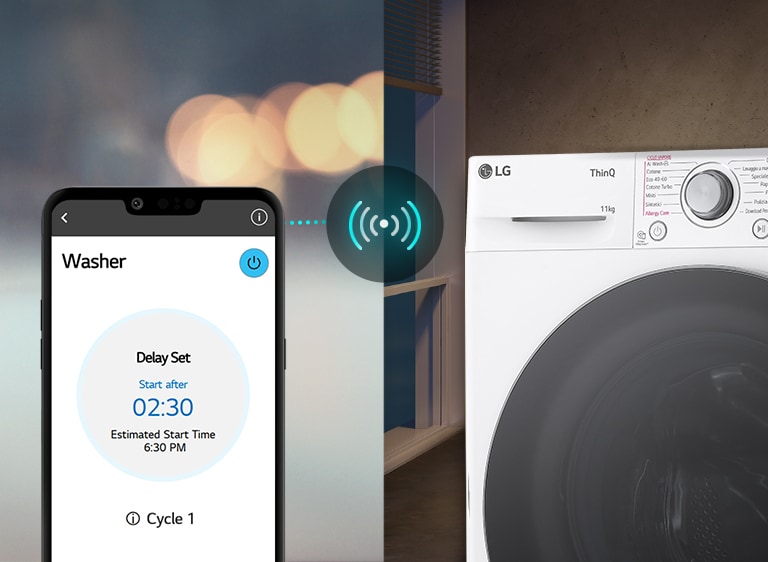 Smartphone che imposta un ciclo di lavaggio sulla lavatrice LG ThinQ bianca tramite connettività wireless.