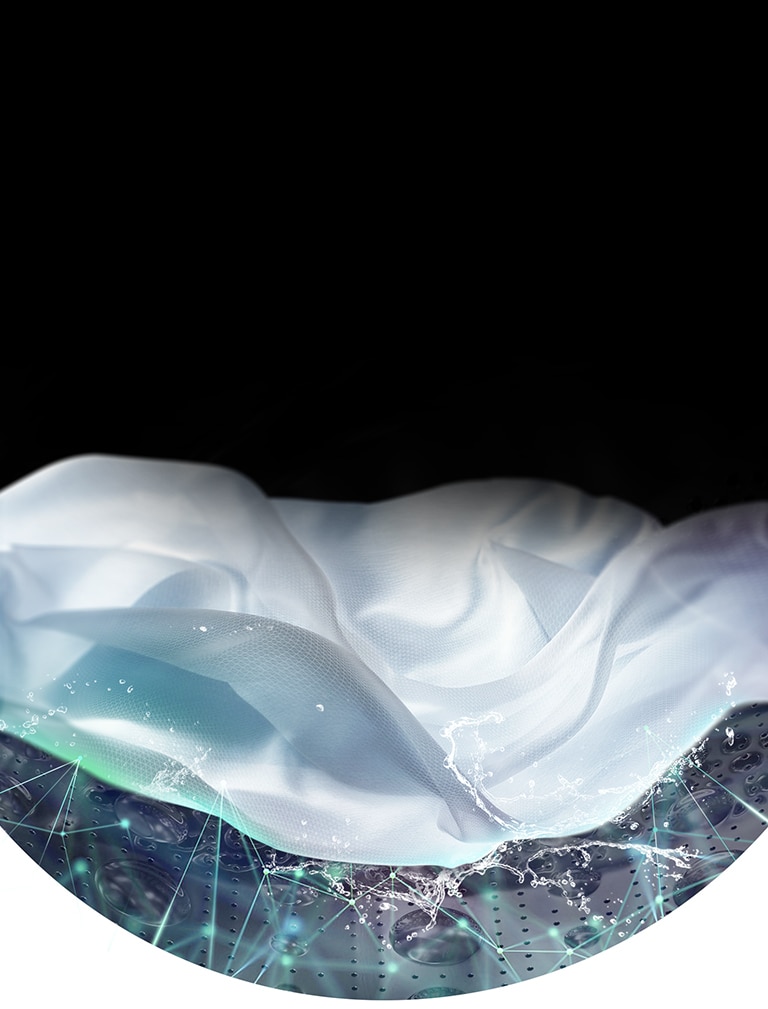 Tessuto bianco immerso in acqua con schizzi e riflessi luminosi, su sfondo nero.