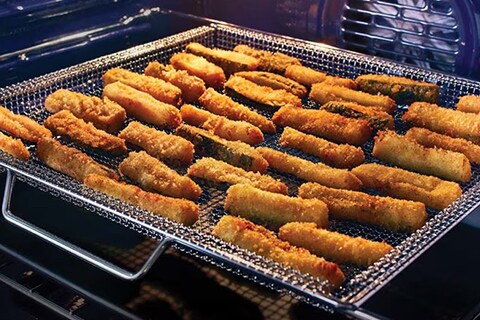 Immagine di cibo che viene cotto all'interno del forno