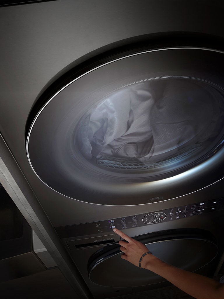 Este es un video que muestra el exterior de una lavadora.	