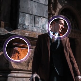 Effetto grafico visivo che enfatizza un uomo in piedi davanti a un'antica struttura architettonica.
