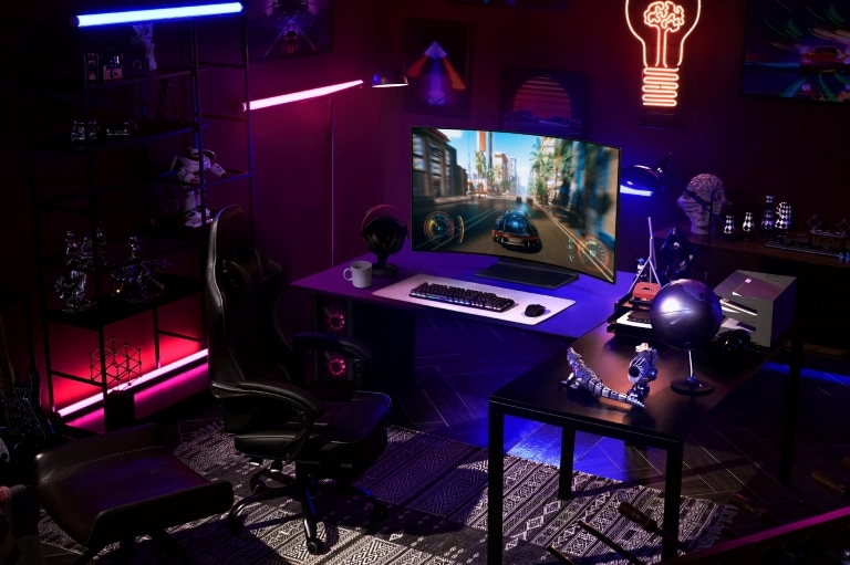 Una postazione da gaming moderna con un monitor LG che mostra un gioco di corse. La stanza è illuminata da LED colorati e decorata con oggetti moderni, creando un'atmosfera immersiva.