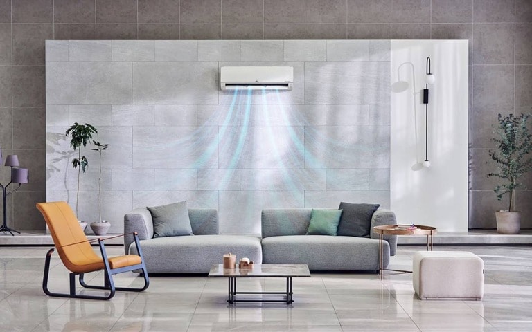 Salotto moderno con condizionatore LG montato a parete che diffonde aria fresca, evidenziando un ambiente elegante e confortevole.