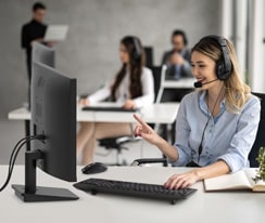 Scene di utilizzo del monitor LG full HD IPS in un call center.