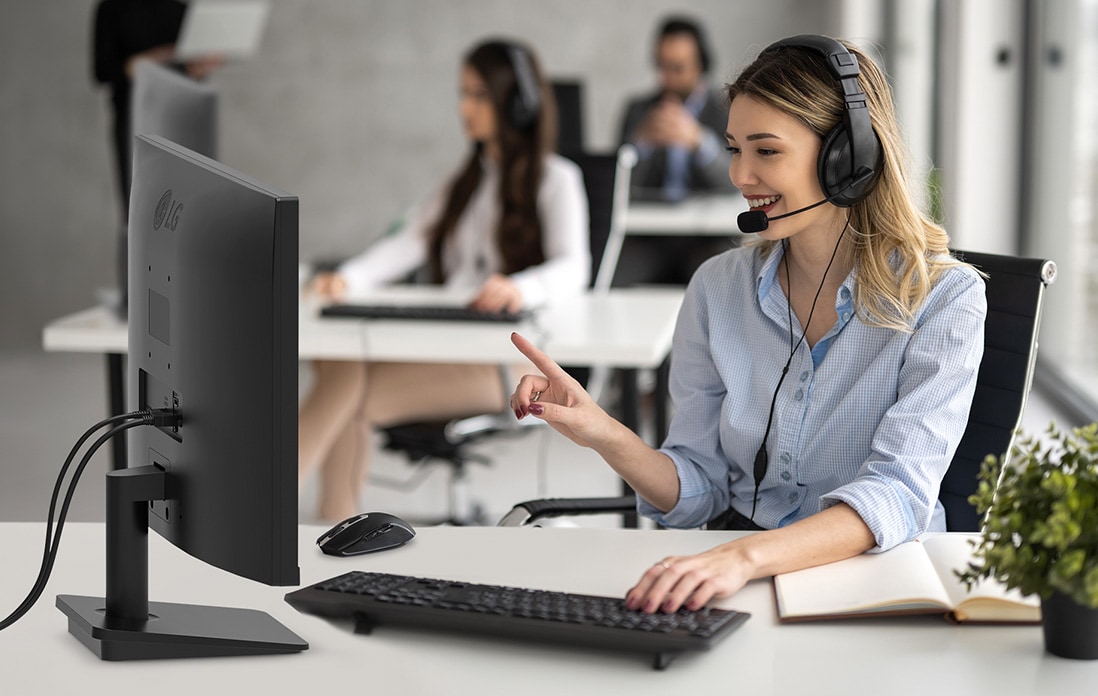 Scene di utilizzo del monitor LG full HD IPS in un call center.
