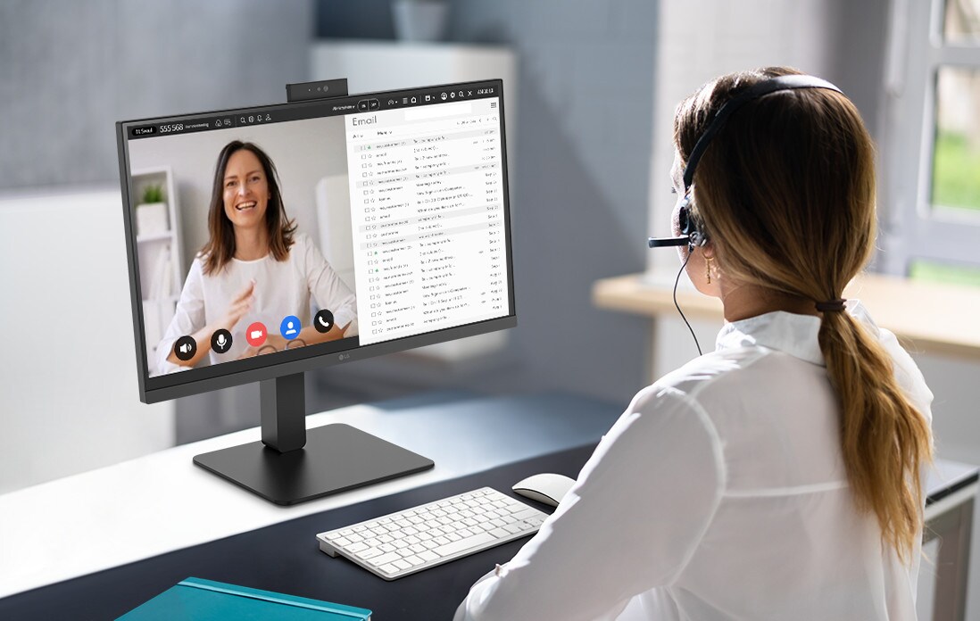 Una donna che indossa le cuffie è in videoconferenza con la webcam integrata.