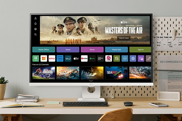 Il video mostra un monitor smart su una scrivania, con lo schermo che mostra in transizione le funzioni di webOS, home office, musica, gioco, fitness e sport.
