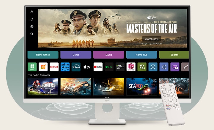 Sullo schermo dello smart monitor viene visualizzata l'interfaccia webOS. Dagli angoli inferiori del monitor fuoriescono onde di altoparlanti e sul lato destro dello schermo è presente un telecomando.
