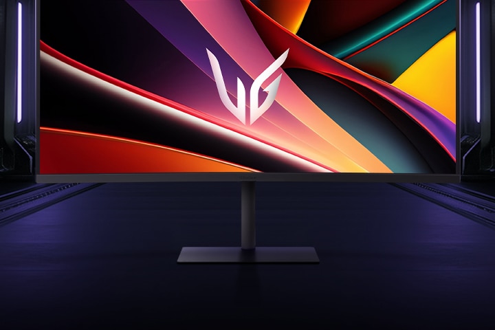 Immagine frontale del monitor da gioco in una stanza futuristica illuminata al neon.