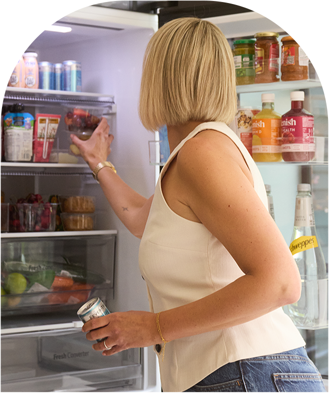 Una donna che utilizza un frigorifero LG InstaView e una scena che mostra l'interno del frigorifero.