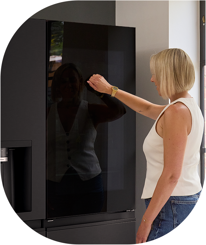 Una donna che utilizza un frigorifero LG InstaView e una scena che mostra l'interno del frigorifero.