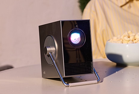 Cinebeam è posizionato sul tavolo.