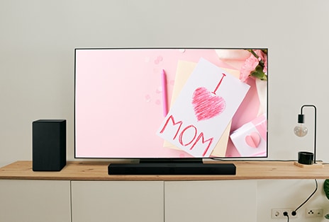 Televisore posizionato in un soggiorno.	
