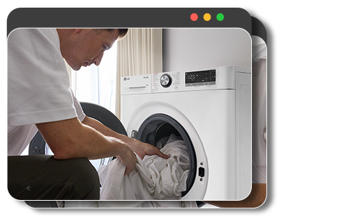 Utente che carica i vestiti nella lavatrice e avvia il lavaggio da remoto tramite smartphone