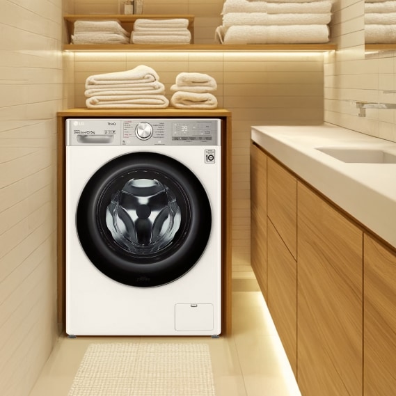 Des serviettes bien sèches sont soigneusement pliées sur la machine à laver LG.