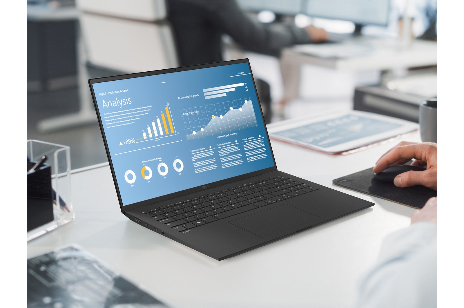 Vista notebook 15Z80T-G.AU75D su una scrivania