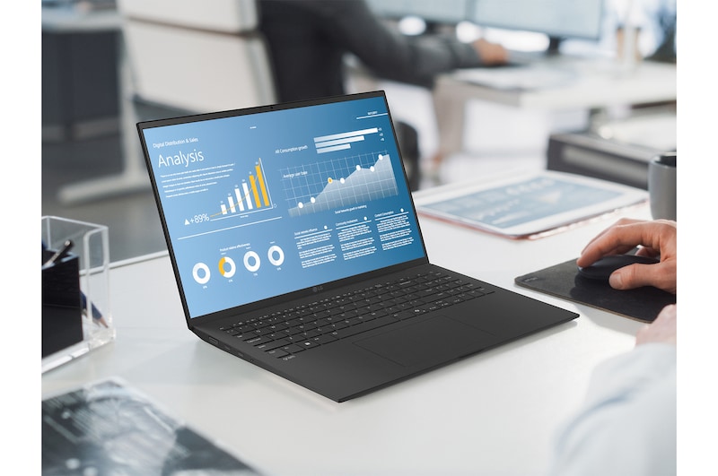 Vista notebook 15Z80T-G.AU75D su una scrivania