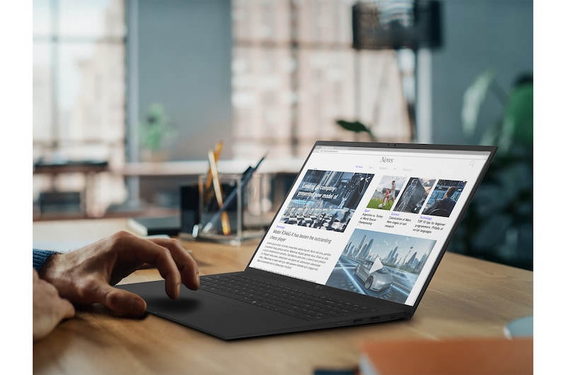 Vista notebook 15Z80T-G.AU75D in uso su una scrivania
