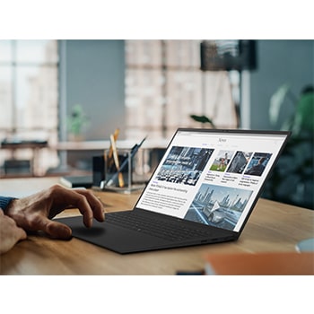 Vista notebook 15Z80T-G.AU75D in uso su una scrivania
