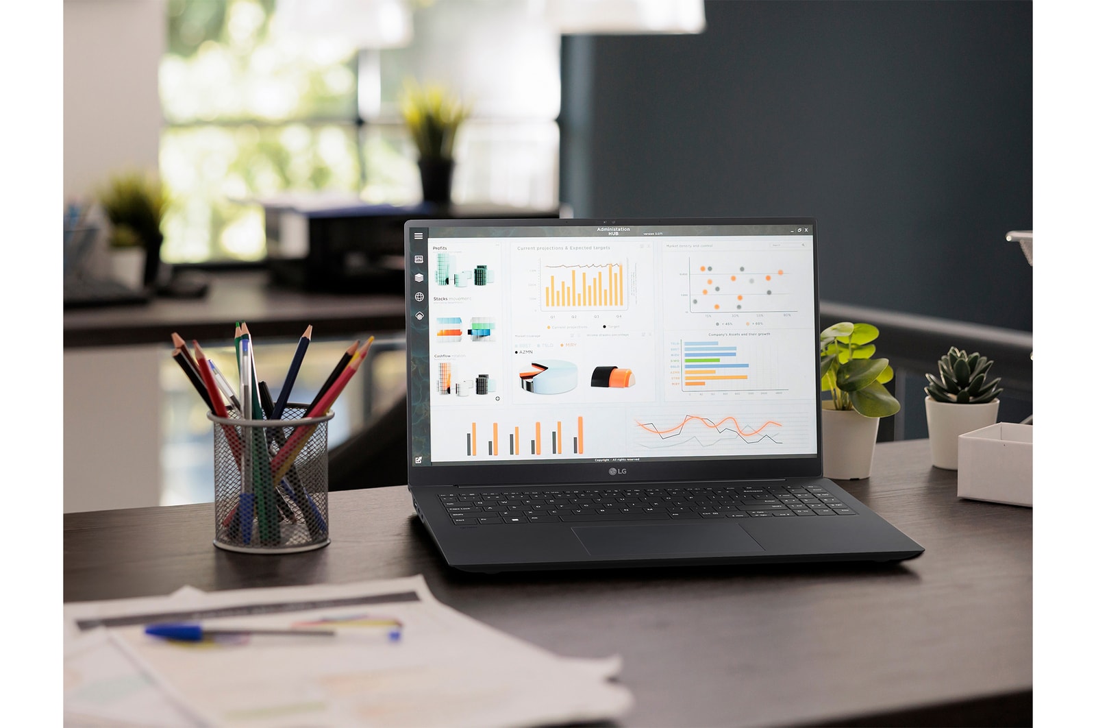 Foto notebook Gram Pro su scrivania 16Z90TP-K.AD88D