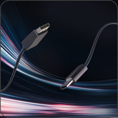 Primo piano di un cavo DisplayPort 2.1 su uno sfondo con scie luminose dinamiche.