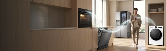 Persona che controlla elettrodomestici tramite smartphone in una casa.