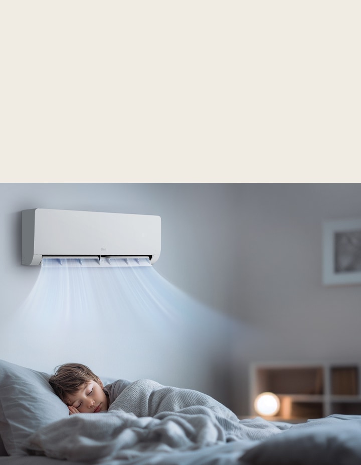 Un bambino che dorme serenamente su un letto mentre riceve un flusso d’aria delicato dal condizionatore.