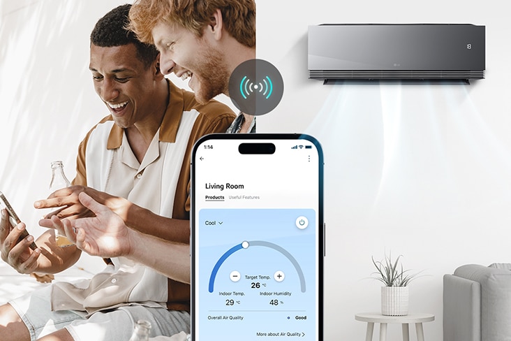 Twee mannen gebruiken de LG ThinQ-app op een smartphone om een slimme airconditioner te bedienen, waarbij ze de temperatuur en luchtvochtigheid aanpassen.