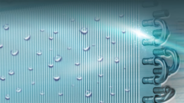 Un filtro LG con ganci metallici a destra e gocce d'acqua sulla superficie, utilizzato per la purificazione dell'aria.