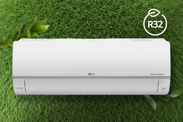Il condizionatore LG è installato su una parete di erba. Il logo R32 per l’efficienza energetica si trova nell’angolo in alto a destra.