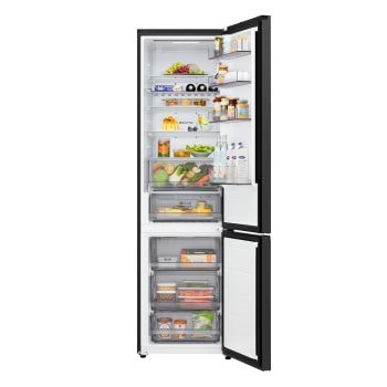 Frigorifero combinato LG GBBS312BEV con porte aperte, che mostra vani interni riempiti con cibi e bevande, inclusi ripiani, cassetti e freezer.