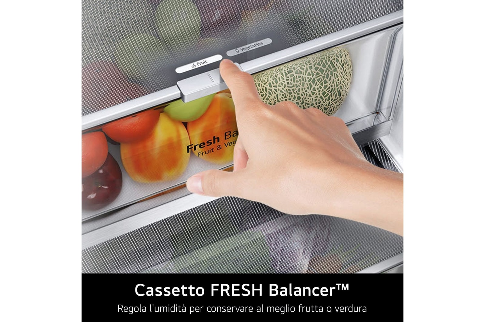 Cassetto FRESH Balancer del frigorifero LG GBBS312BEV con mano che regola il selettore dell’umidità per frutta o verdura.