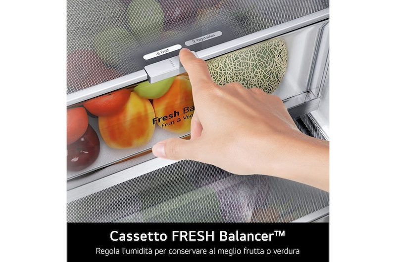 Cassetto FRESH Balancer del frigorifero LG GBBS312BEV con mano che regola il selettore dell’umidità per frutta o verdura.