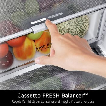Cassetto FRESH Balancer del frigorifero LG GBBS312BEV con mano che regola il selettore dell’umidità per frutta o verdura.