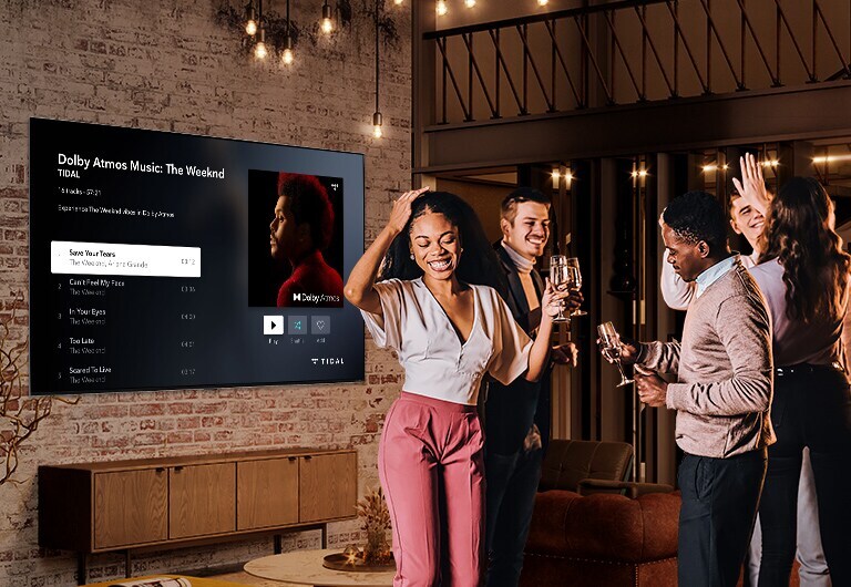 Tre immagini di un LG QNED MIniLED TV usato in diverse situazioni. Dall’alto verso il basso: una sessione di studio on-line, una riunione virtuale e una festa a casa.