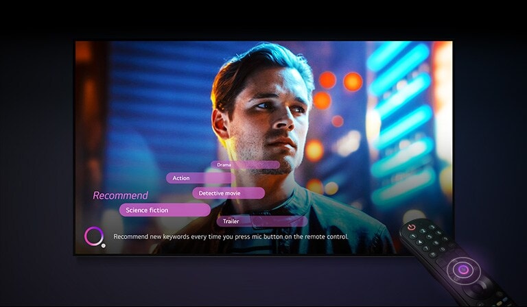 Sullo schermo del televisore viene mostrato un uomo e nell'angolo in basso a sinistra compaiono le parole chiave per i contenuti consigliati dal televisore.