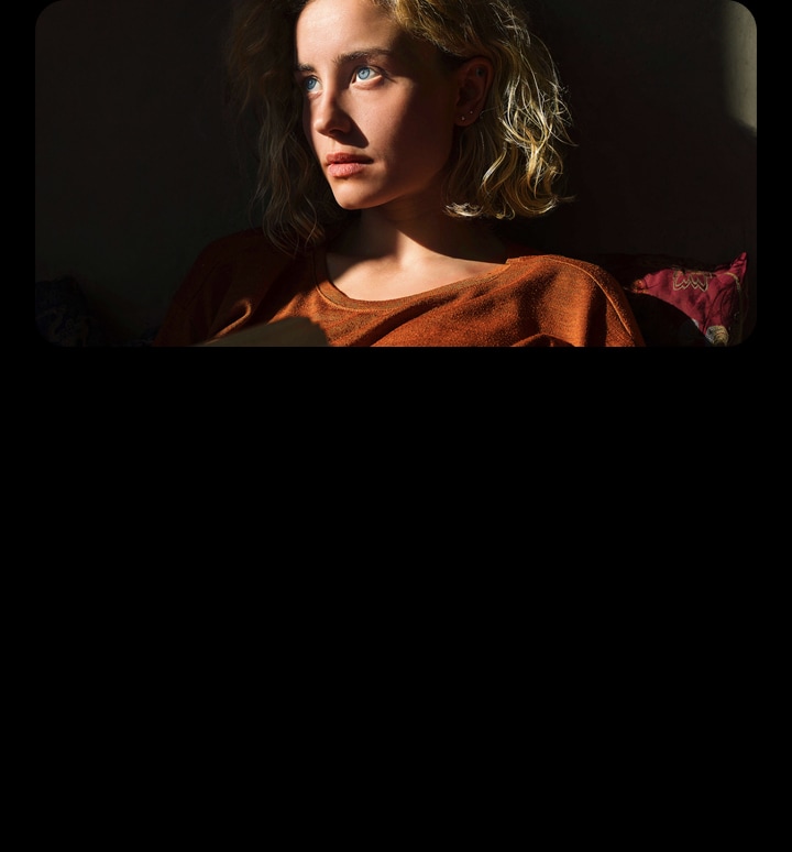 赤いネオンの線が女性の画像の輪郭をなぞる。その後、線が画面を移動すると、画像がより明るくなる。それから線が女性の画像の背後に移動する。