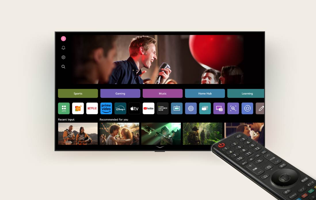 4人家族がLG AI TVの周りに集まっている。リモコンを持つ人の周りに円が現れ、各自の名前を示している。これは、AI Voice IDが各ユーザーの声紋をどのように認識しているかを示している。webOSインターフェースはその後、AIがどのようにアカウントを自動的に切り換えてパーソナライズされたコンテンツを推奨するかを示す。