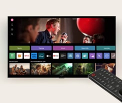 LG webOSインターフェースと、その前に設置されたAI Magic Remote。ユーザーインターフェース上のサムネイルは、AI Voice IDがパーソナライズされたコンテンツ提案を行なっていることを示す。