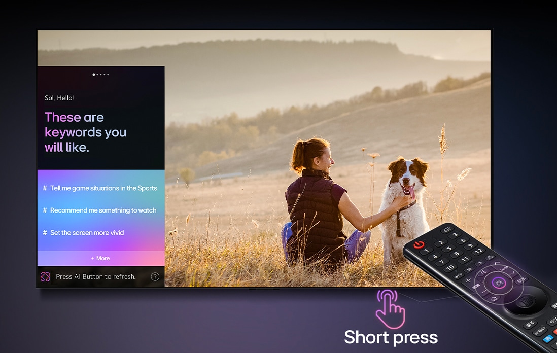 LG TVのスクリーンの前にあるLG AI Magic Remote。スクリーンにはLG AIからのパーソナライズされた挨拶とともに、ユーザーの検索履歴と閲覧履歴に基づくカスタムのキーワードが表示されている。リモコンの近くに、AIボタンを短く1回押すだけで手軽にAI Concierge機能にアクセスできることを示すアイコンとラベルが表示されている。