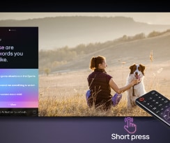LG TVのスクリーンの前にあるLG AI Magic Remote。スクリーンにはLG AIからのパーソナライズされた挨拶とともに、ユーザーの検索履歴と閲覧履歴に基づくカスタムのキーワードが表示されている。リモコンの近くに、AIボタンを短く1回押すだけで手軽にAI Concierge機能にアクセスできることを示すアイコンとラベルが表示されている。
