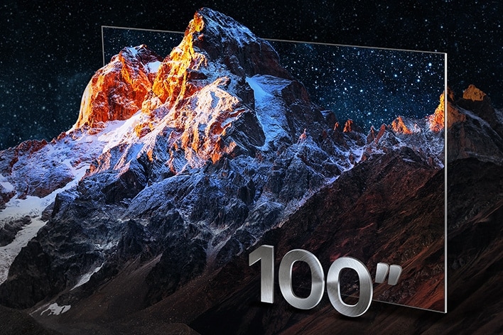 クリエイティブな形でTVの大画面サイズを強調するTVフレームにおさまった山脈。100インチのラベルが付いている。