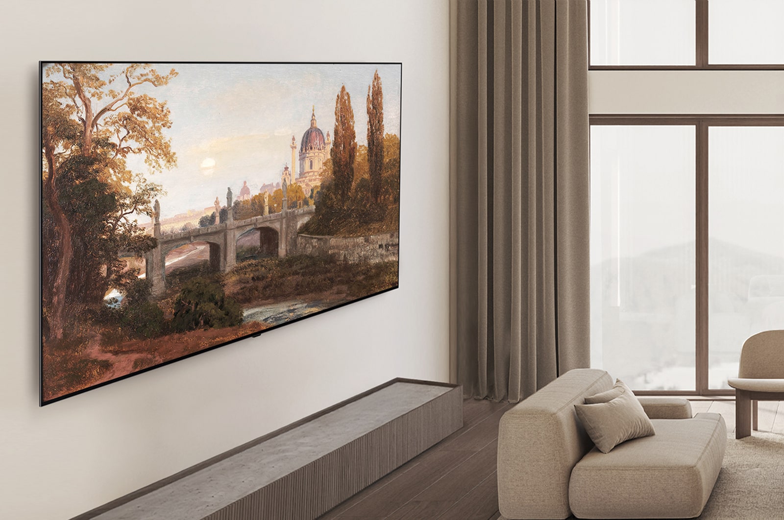 落ち着いたアースカラーを用いた、美しいリビングルームのパノラマ画像。壁にLG OLED AI B5 4KスマートTVが設置されていて、画面にはアートワークが映っている。その下にLG Soundbarが設置されている。