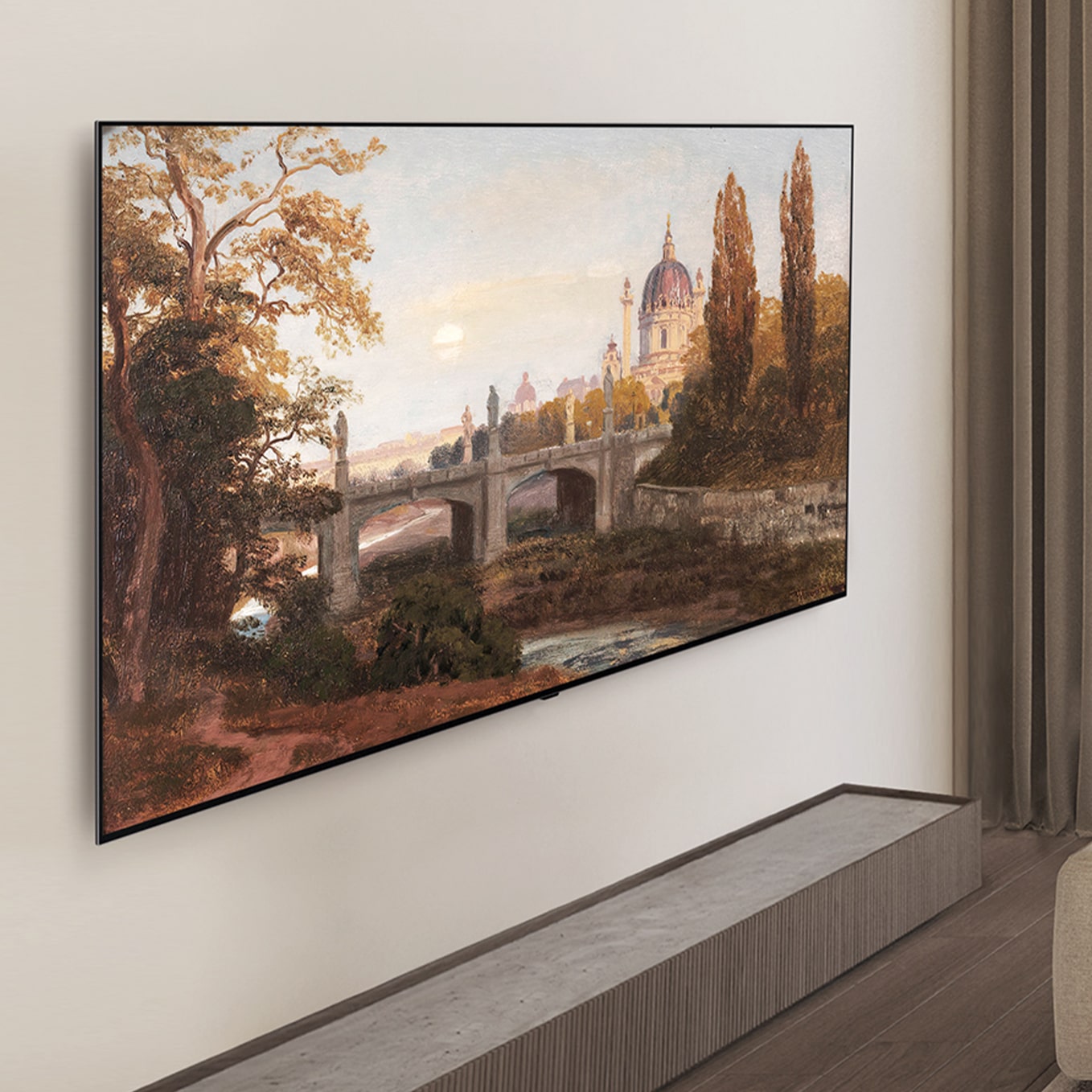 落ち着いたアースカラーを用いた、美しいリビングルームのパノラマ画像。壁にLG OLED AI B5 4KスマートTVが設置されていて、画面にはアートワークが映っている。その下にLG Soundbarが設置されている。