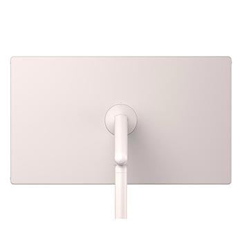 LG StanbyME 2 Max LX6 可動式スクリーンは、窓の横にあるオレンジ色の壁の明るい部屋に置かれ、青い空を飛ぶ赤い飛行機を表示し、鮮やかな画面コンテンツと、リラックスした視聴のための柔軟な配置を強調しています。