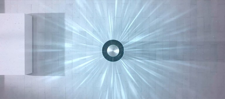 空気清浄機を正面や上から見ると、空気、粉塵、汚れを吸い込んでいるのが分かります。画面を分割した左側が前方向のみに空気を放出する他の空気清浄機、右側がより効率的に、クリーンな空気を空間に満たすLG Puricareです。