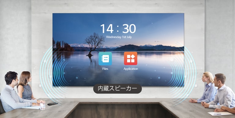 会議室で、人々が設置されたLAECシリーズのディスプレイを見たり内蔵スピーカーの音声を聞きながら会議をしている。